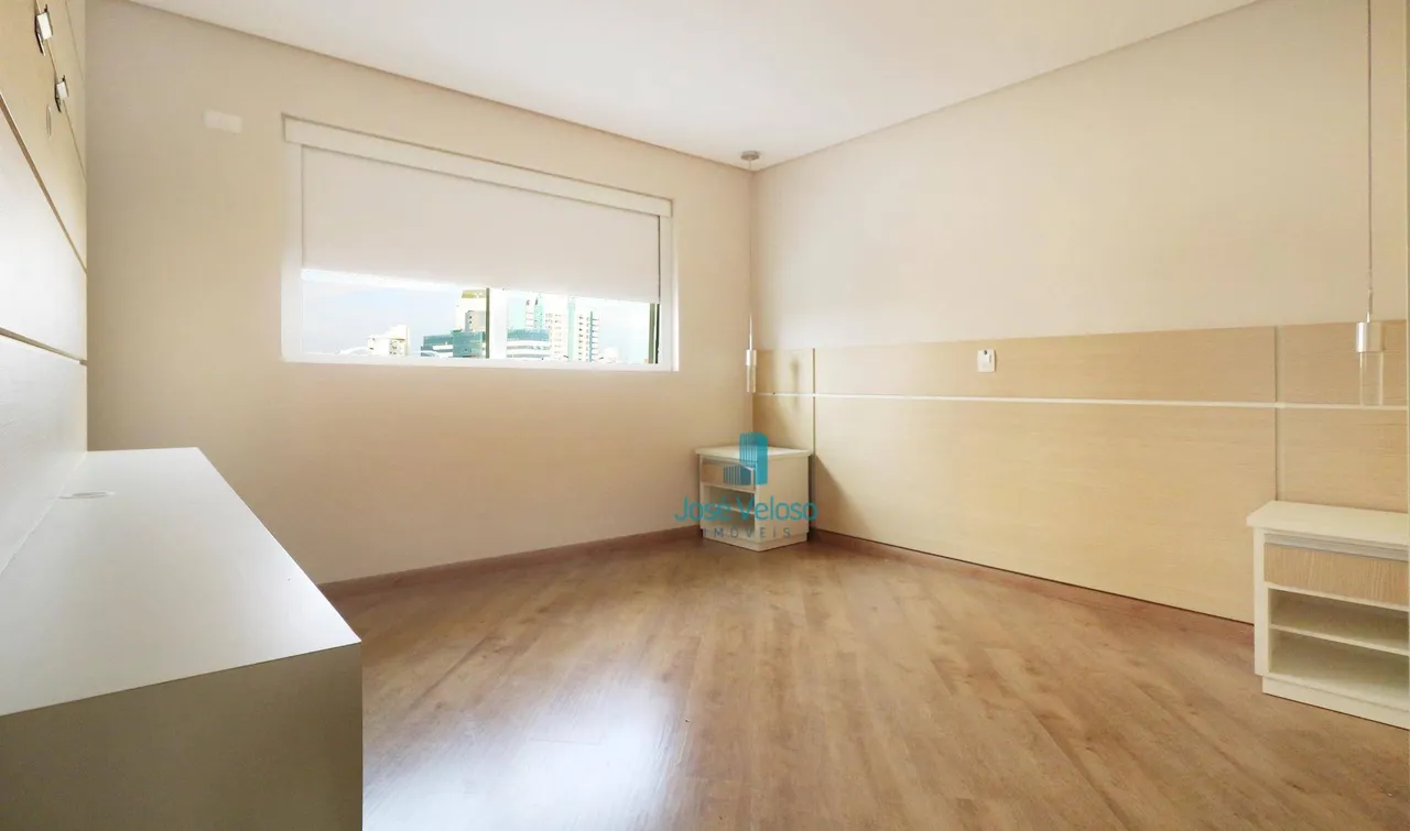 Modern 4-bedroom apartment with open-plan kitchen — photo 19