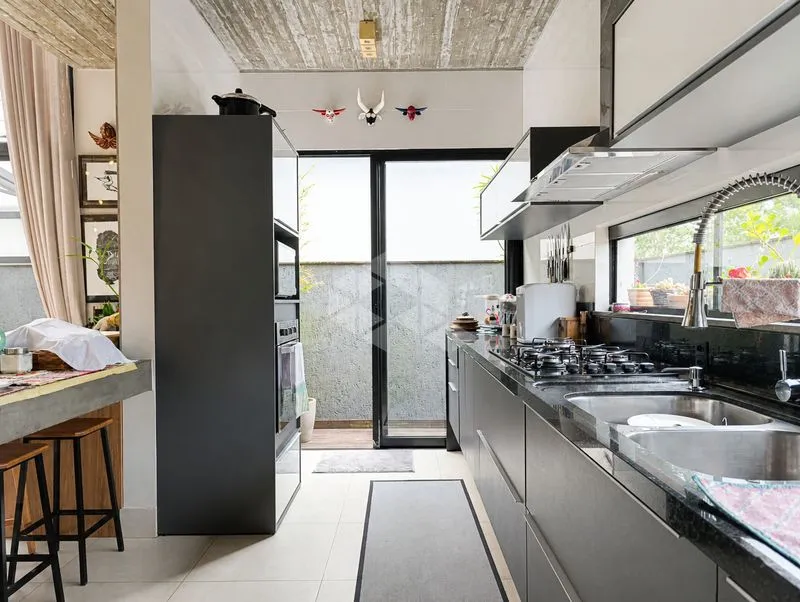 2-bedroom house with a glass-enclosed balcony — photo 3