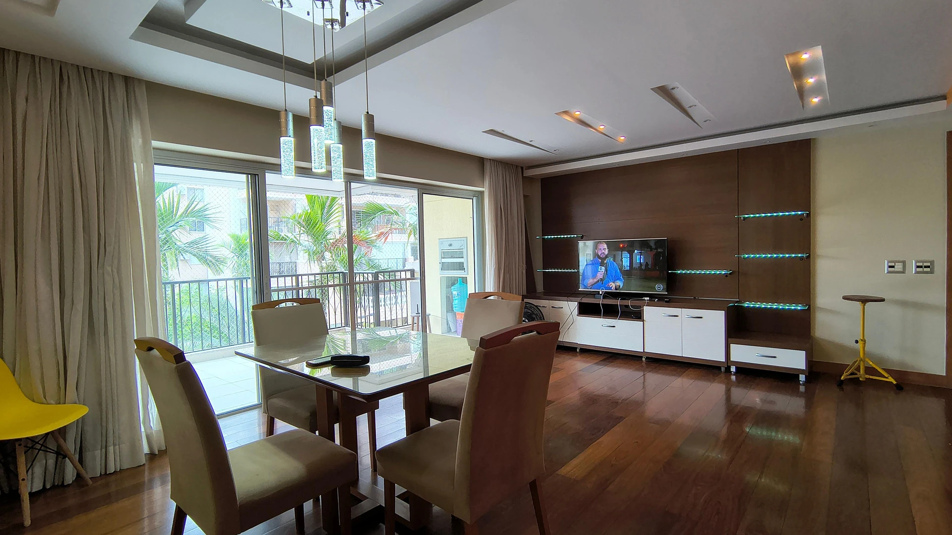 Furnished apartment, 127 m², with floor-to-ceiling windows