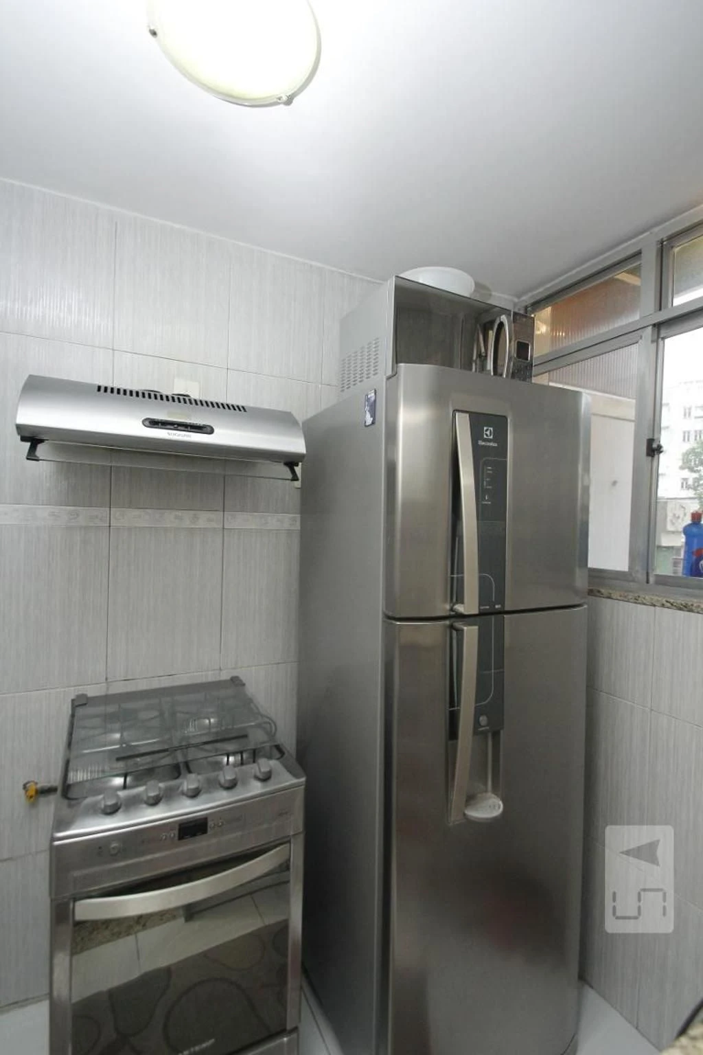 Furnished studio with 1 bedroom and glass shower enclosure — photo 20