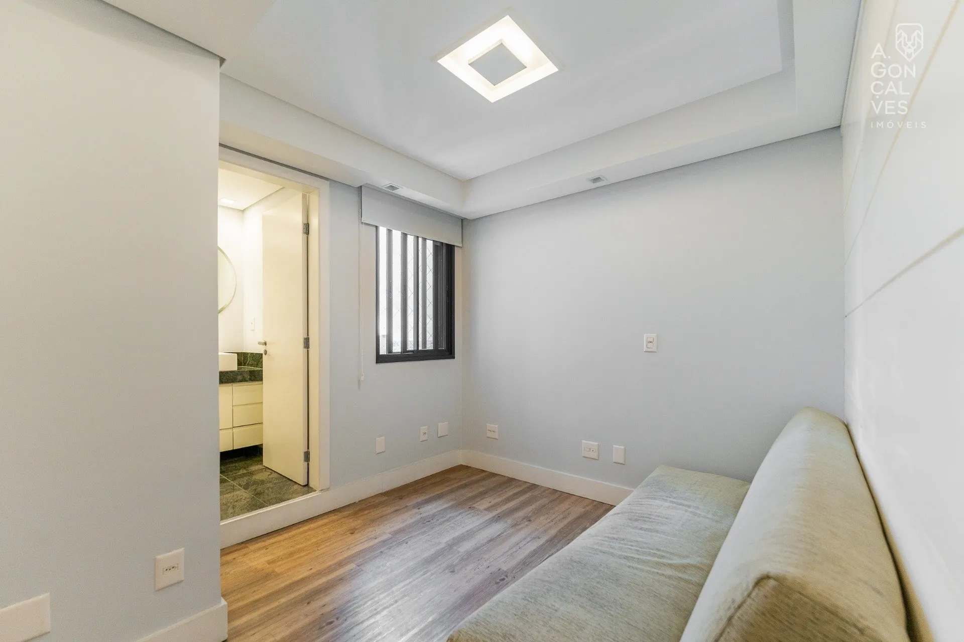 Furnished apartment with 4 bedrooms and 4 bathrooms — photo 16