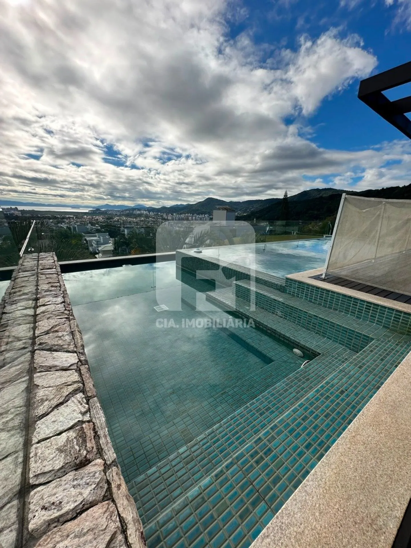 Furnished house with 6 bedrooms and 650 m² total — photo 7