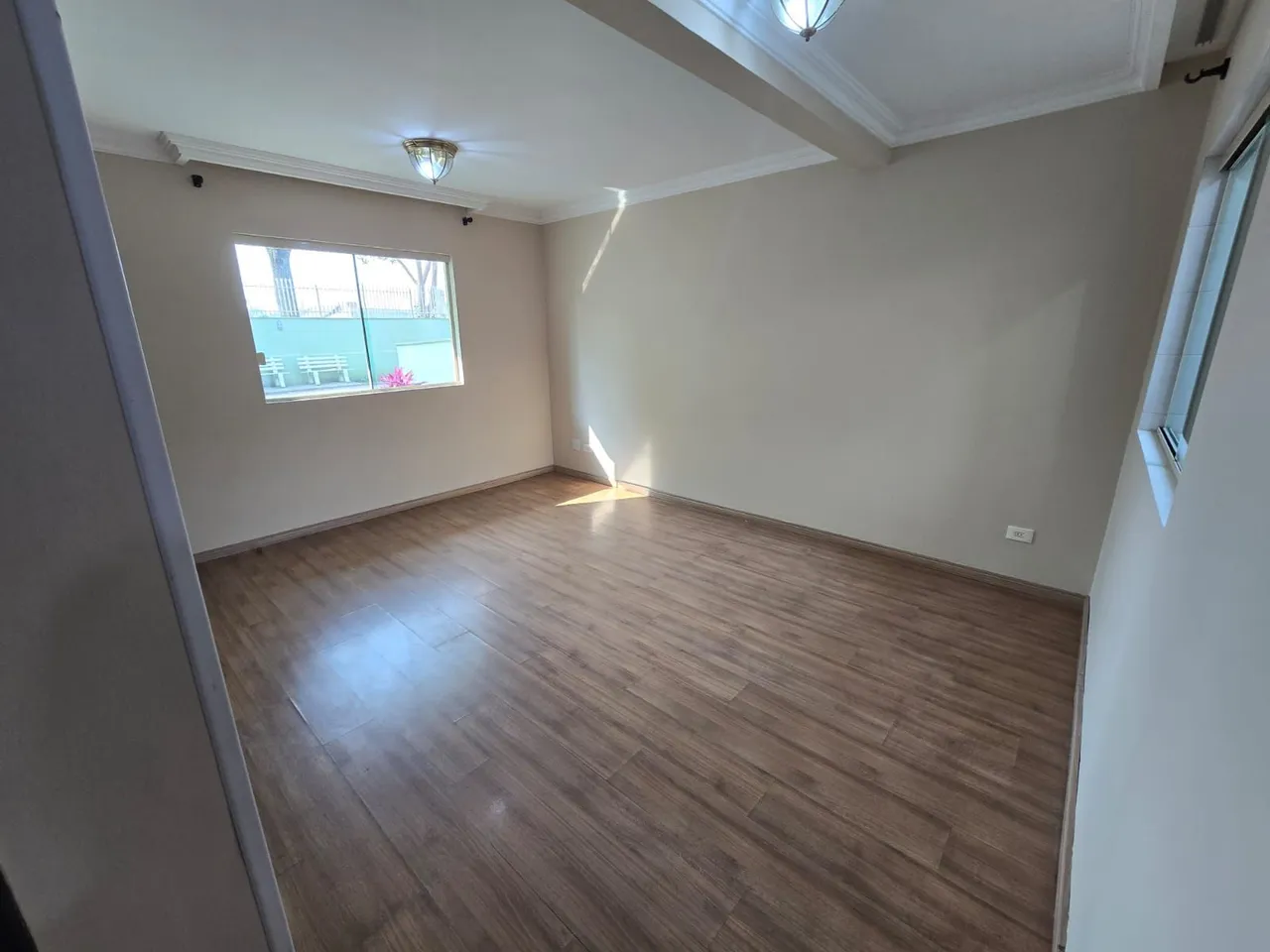 4-bedroom house with wood or laminate floors in Curitiba — photo 2