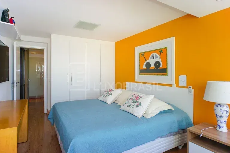 Furnished 4-bedroom apartment with 245 m² — photo 25