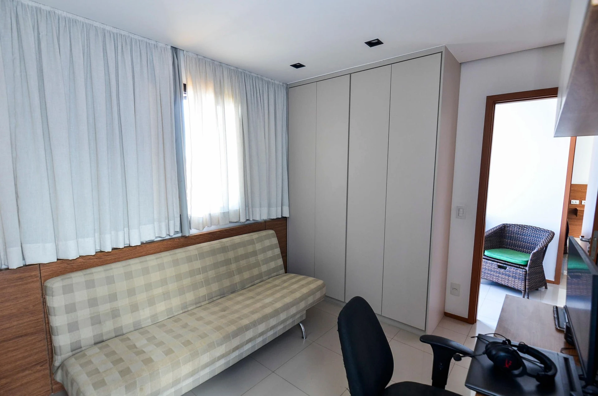 Furnished 3-bedroom apartment with balcony and BBQ grill — photo 38
