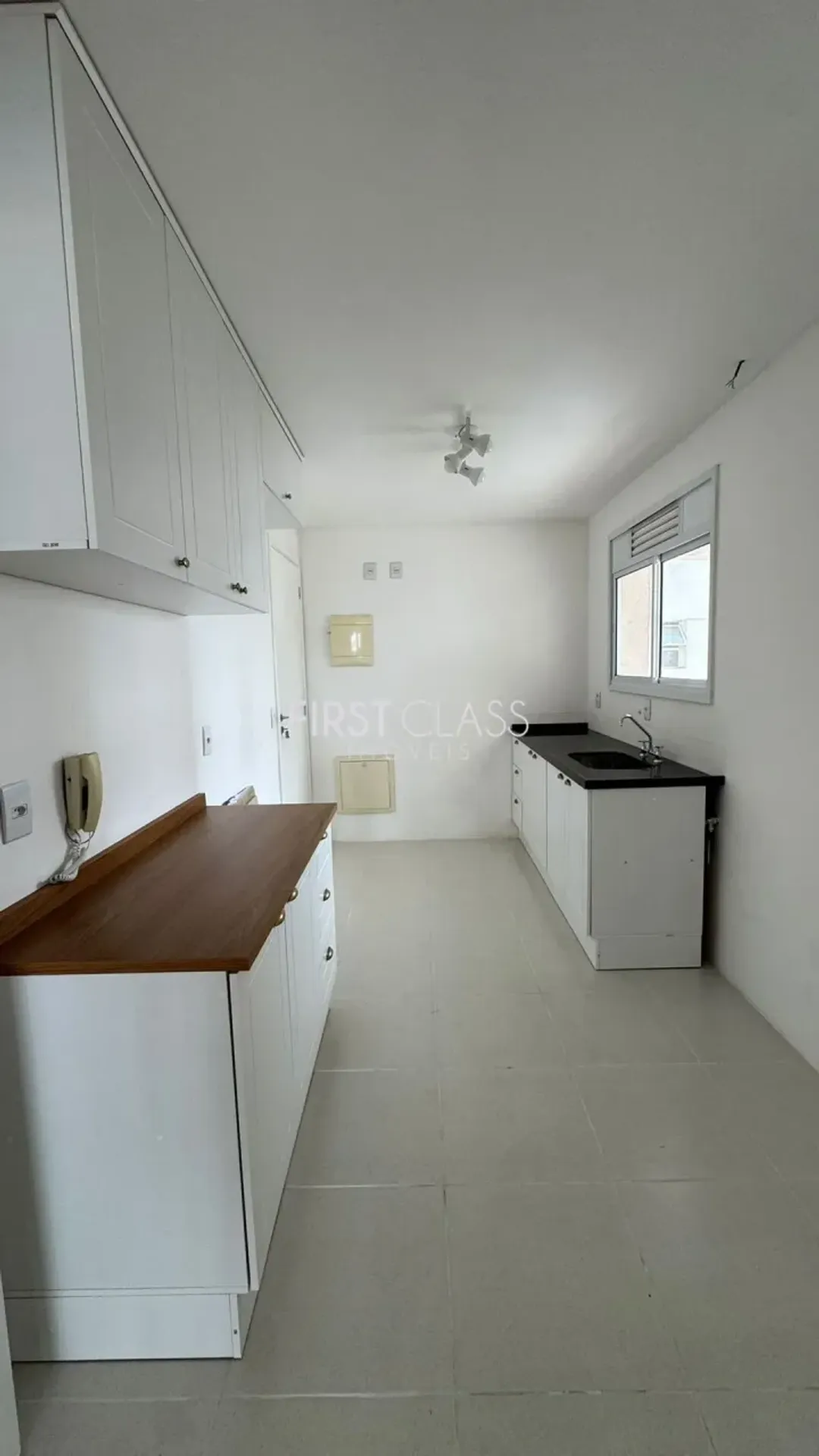 Wood or laminate floors in a 3-bedroom apartment, 113 m² — photo 5