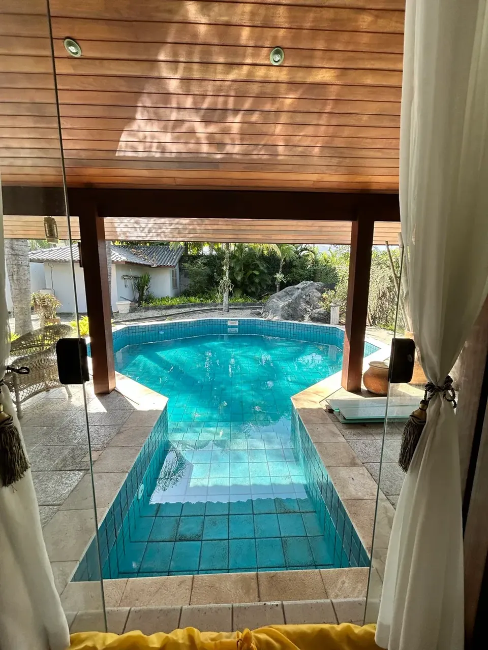 House with 4 bedrooms and 5 bathrooms plus shared pool area — photo 13