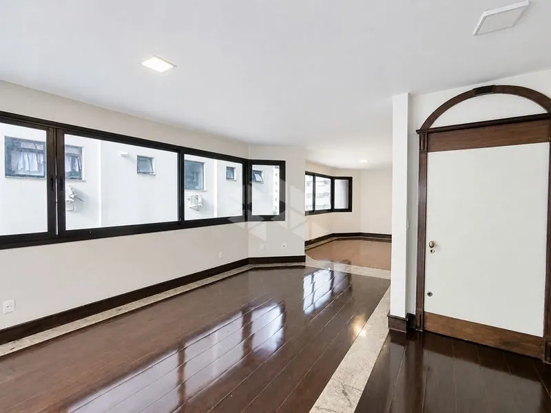 Departamento de 4 dormitorios con ventanales de piso a techo — photo 21