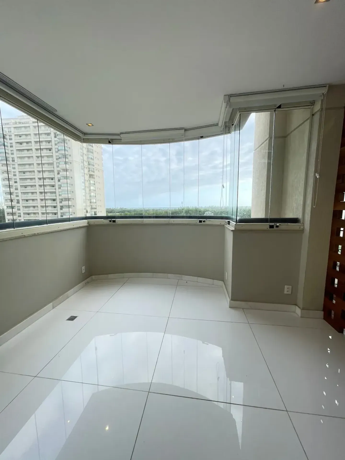 Furnished 3-bedroom apartment with glassed balcony — photo 19