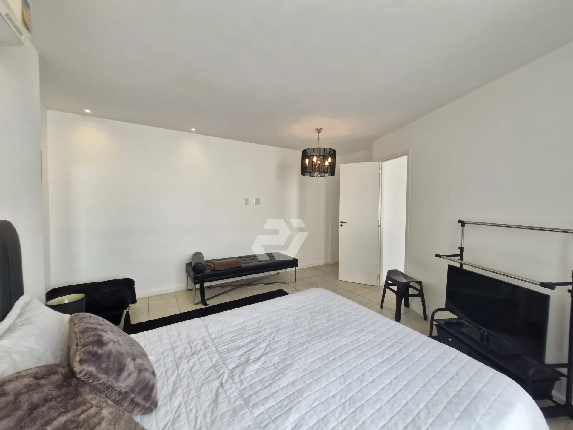 Furnished 4-bedroom apartment with building pool — photo 30