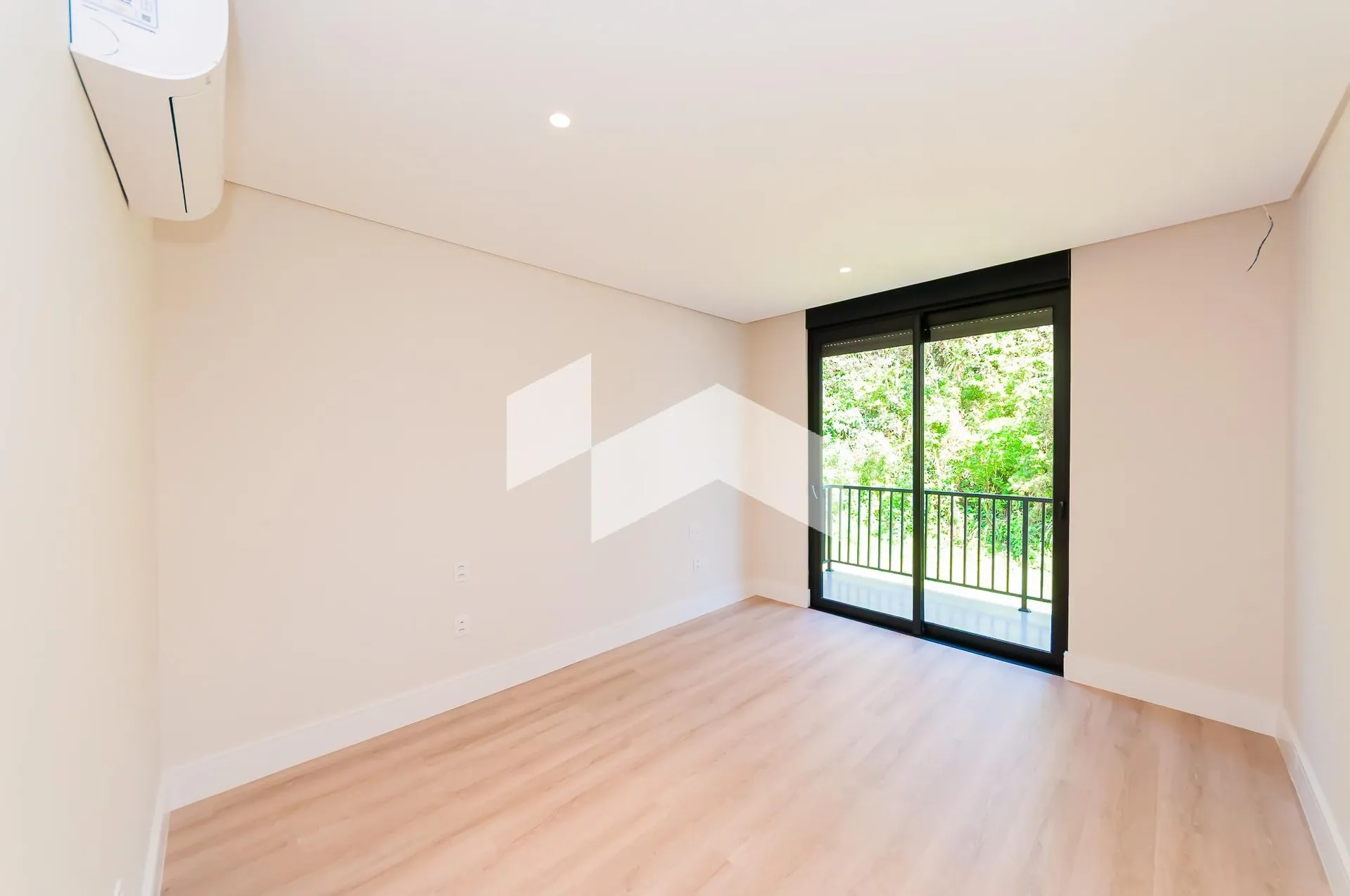 3-bedroom house with a bathtub — photo 17
