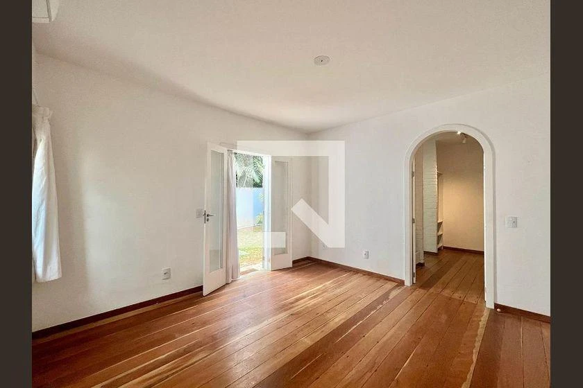 Balcony with a grill in a 3-bedroom house, 220 m² — photo 6