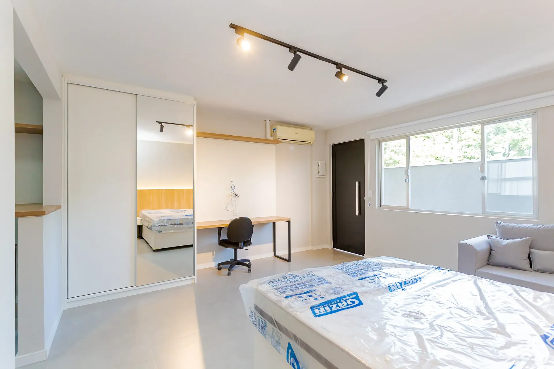 Furnished studio with glass shower and 1 parking spot — photo 20