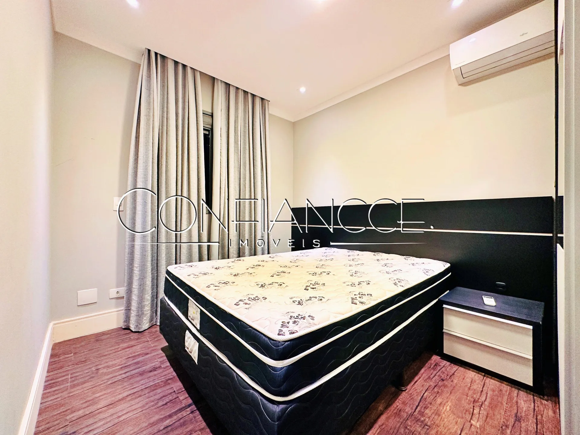 Glass-enclosed balcony in a 3-bedroom apartment, 134 m² — photo 18
