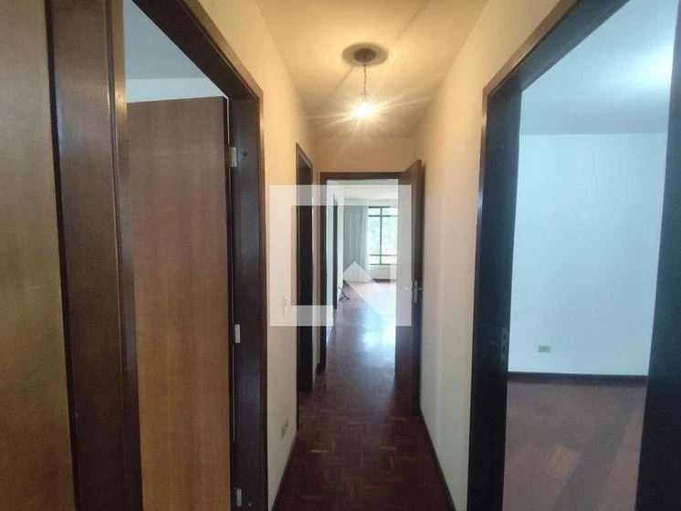 Casa con piso de madera o laminado en Curitiba — photo 15