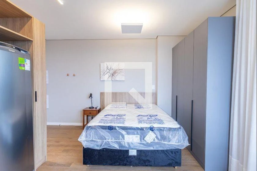 Furnished 1-bedroom apartment with 24 m² and floor-to-ceiling windows — photo 2