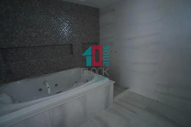 Ванна та 4 спальні: будинок 980 м² — photo 11