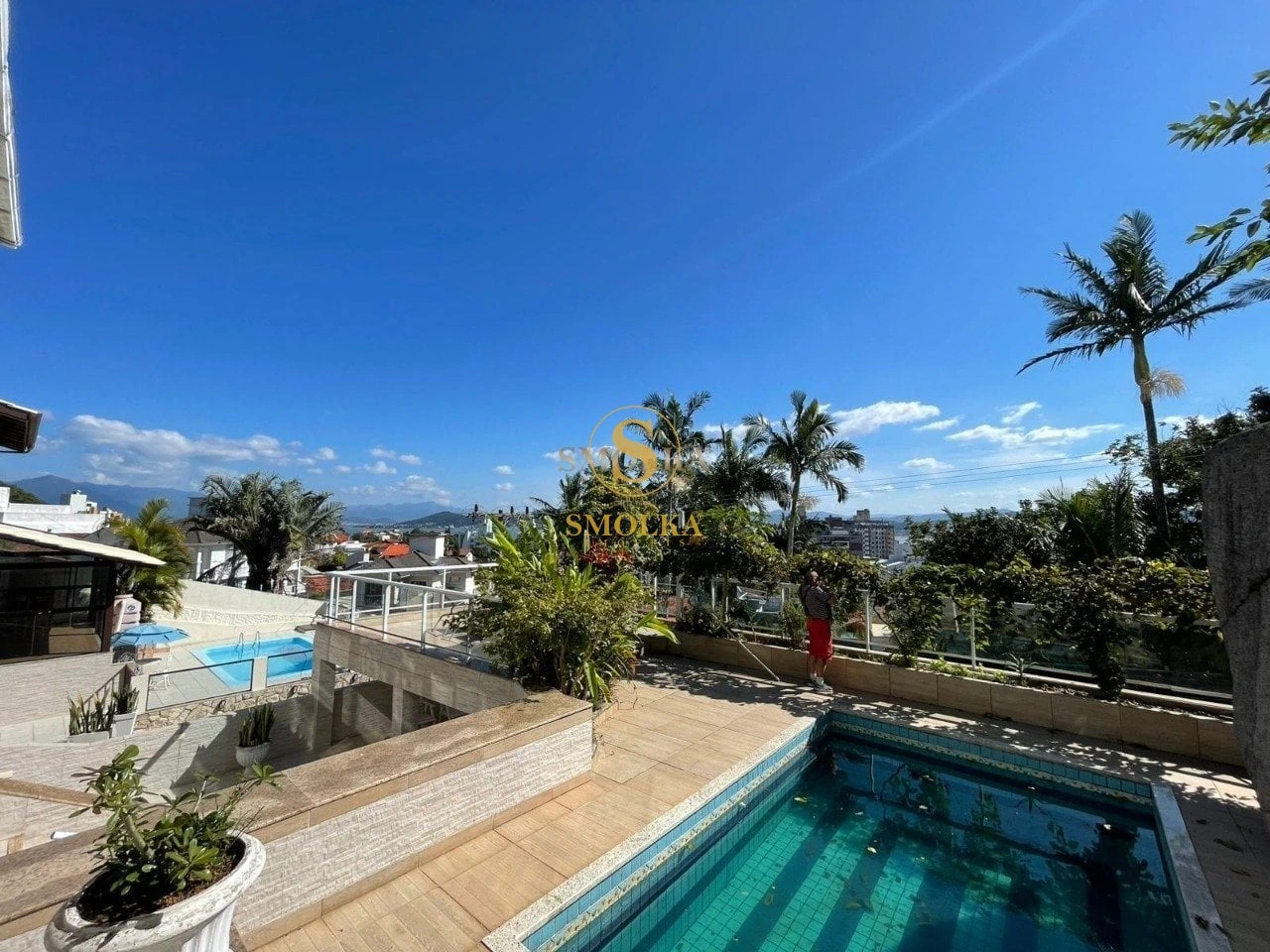 5-bedroom house with 2 en-suite baths and a private garden