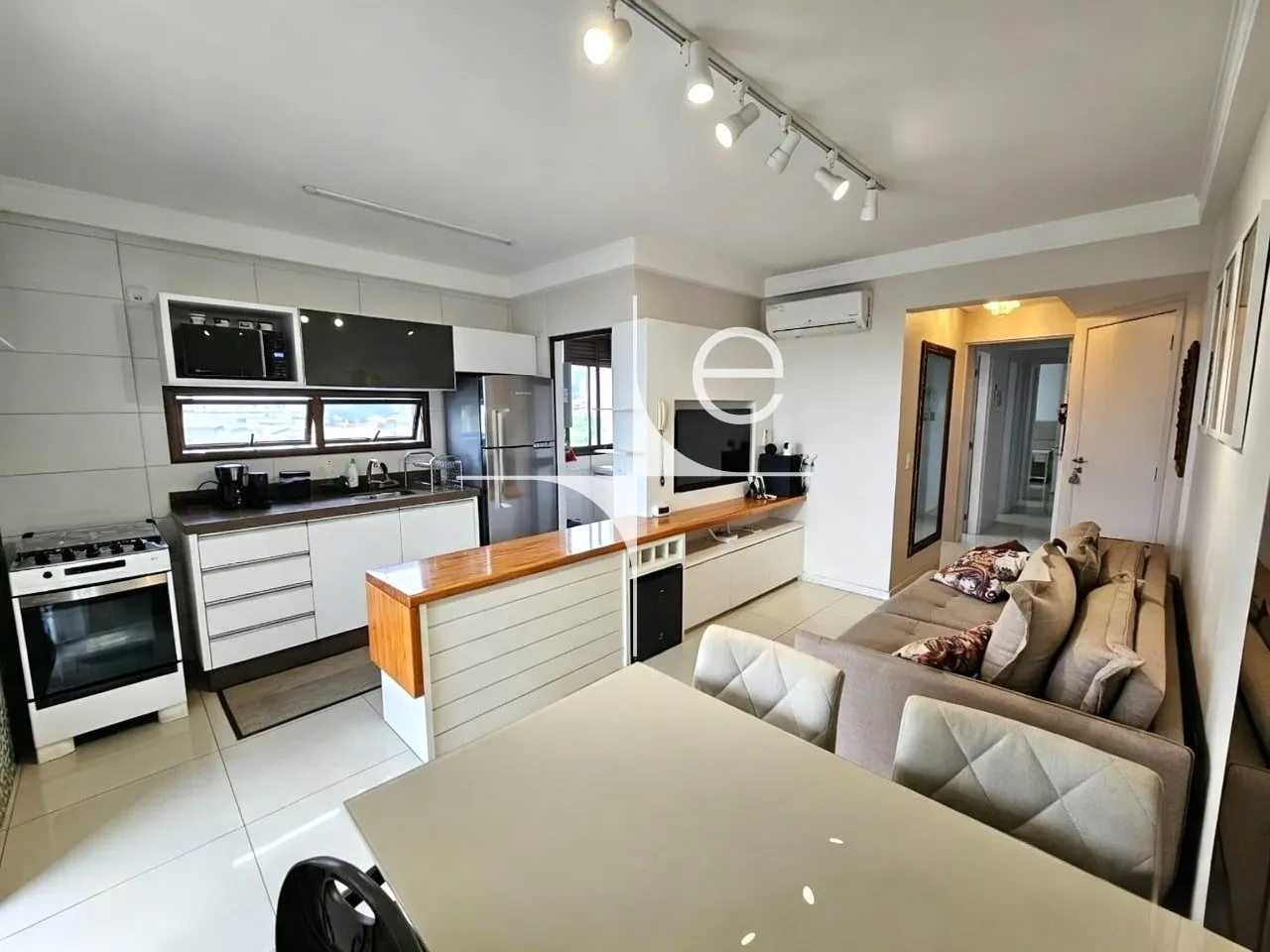 Apartment on the 4th floor with a glass-enclosed balcony — photo 2