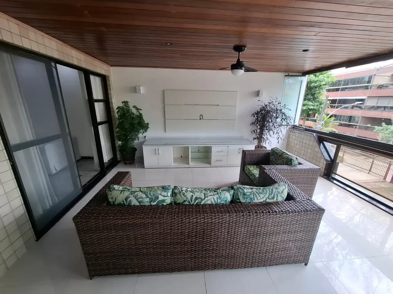 Glass-enclosed balcony in a 2-bedroom apartment, 107 m² — photo 23