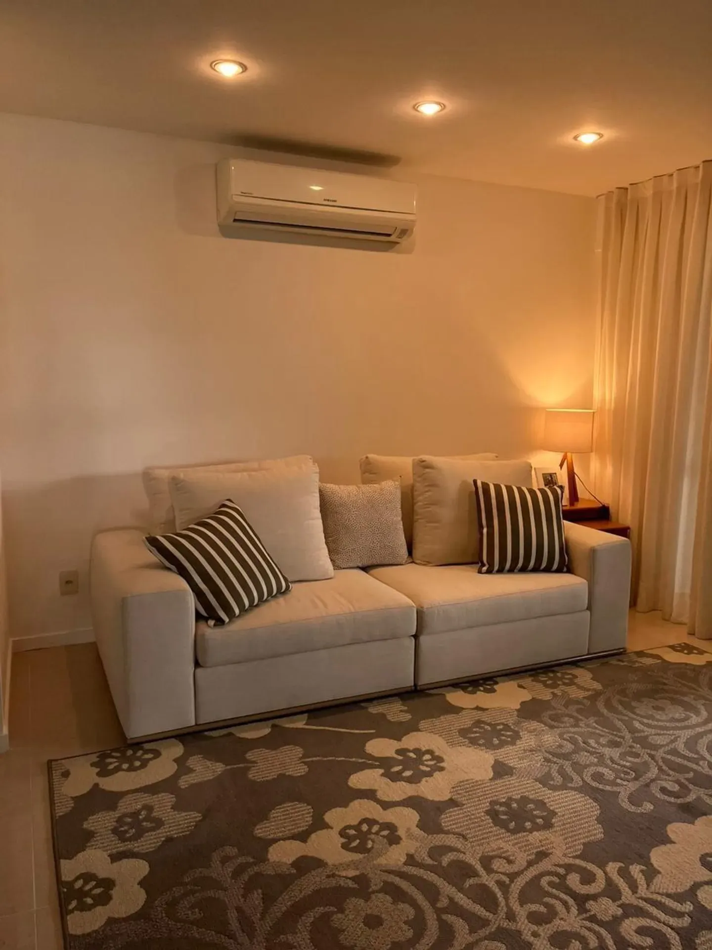 Furnished apartment with balcony, 4 bedrooms and 5 baths — photo 25