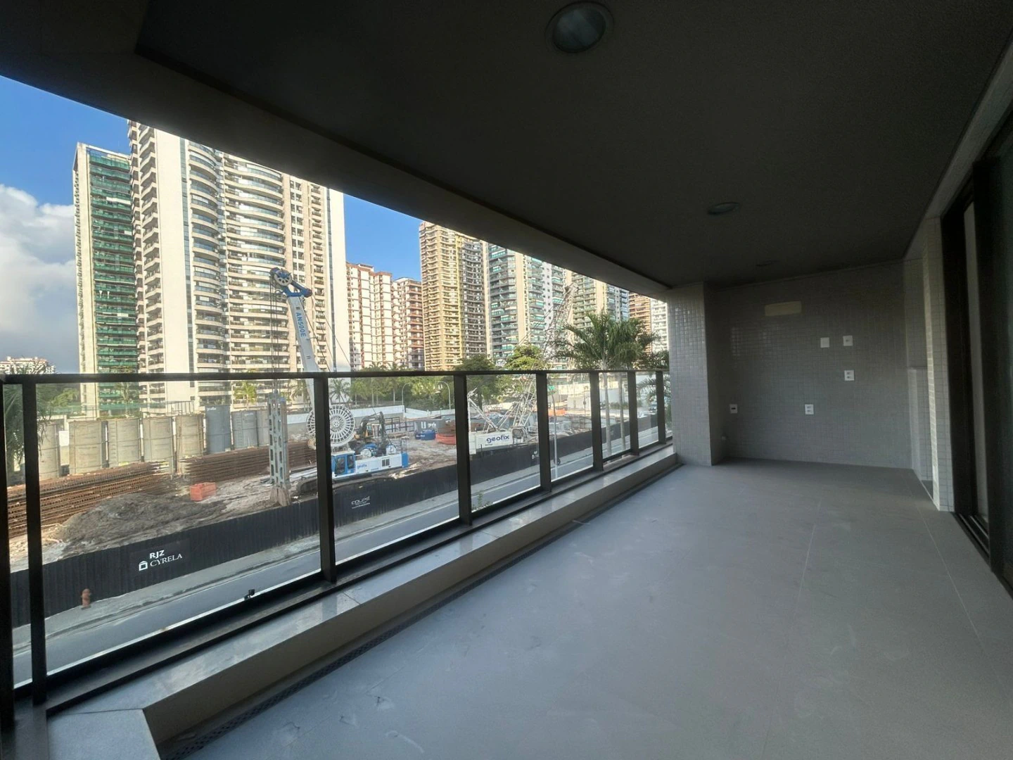 2-bedroom apartment with suite and glassed balcony — photo 2
