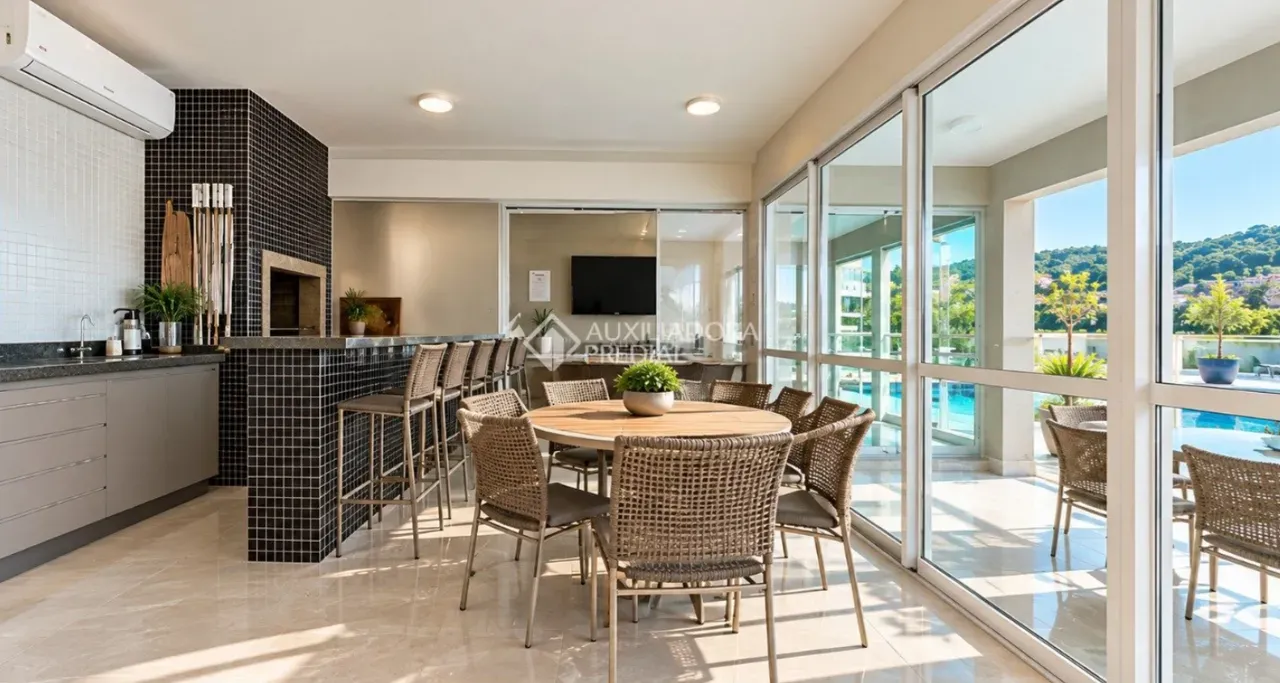 Balcony with a grill in a 4-bedroom apartment, 125 m² — photo 8
