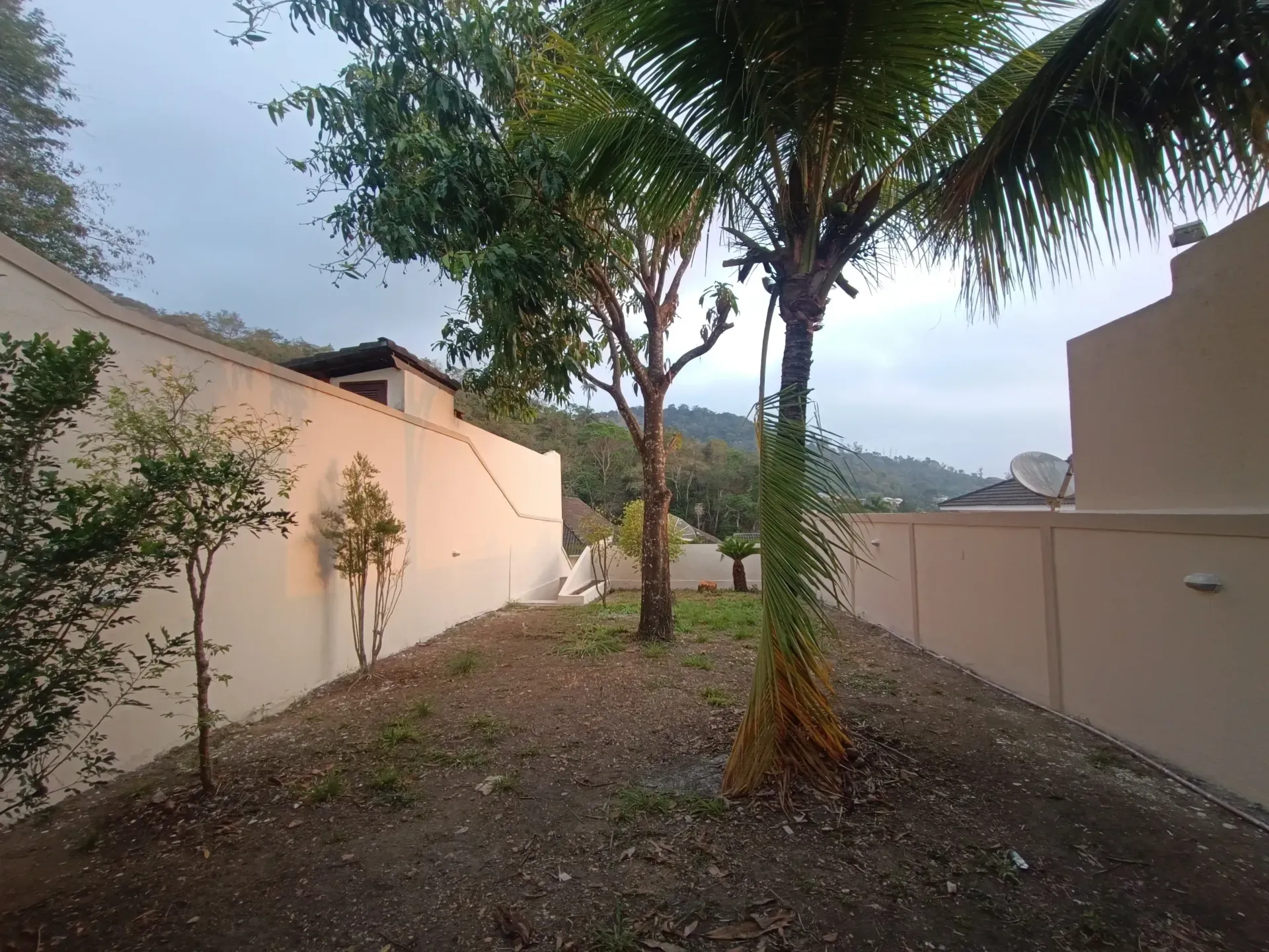 Unfurnished house with 4 bedrooms and 5 bathrooms — photo 43