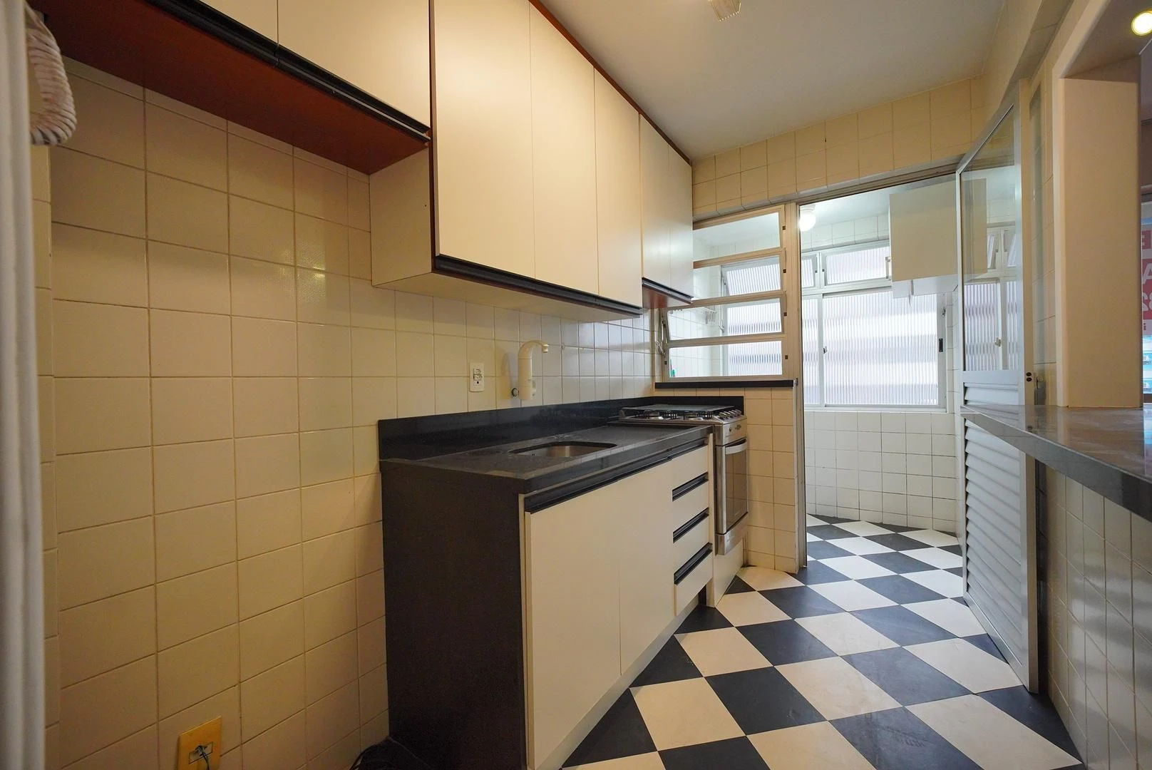 Wood or laminate floors in a one-bedroom apartment, 48 m²