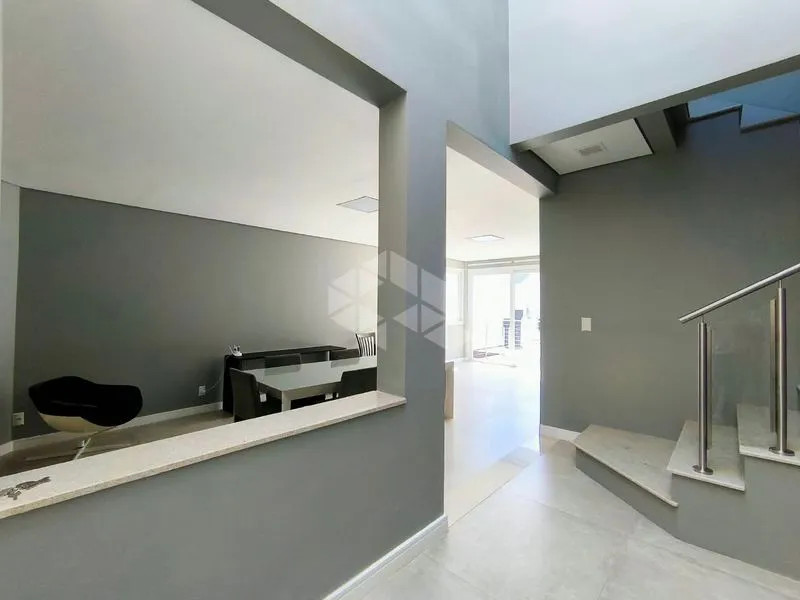 4-bedroom house with floor-to-ceiling windows — photo 33