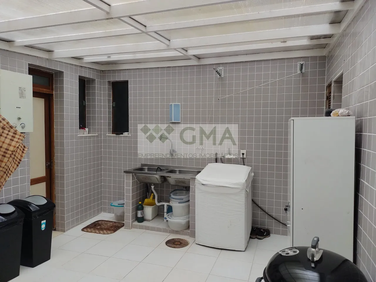 Casa com 5 quartos e fogão a gás na cozinha fechada — photo 11