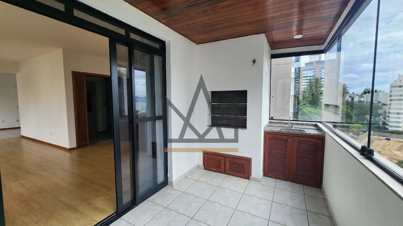 182 m² apartment with 3 bedrooms and a balcony