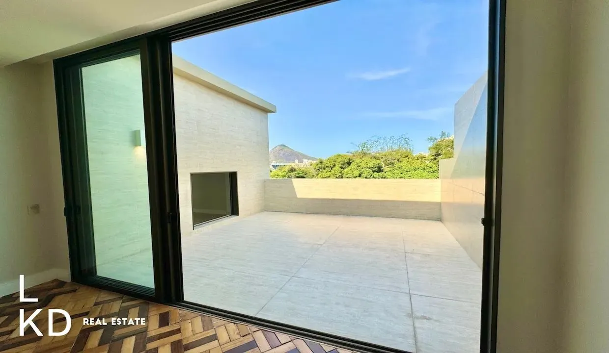 Linear penthouse 460 m² with floor-to-ceiling windows — photo 14