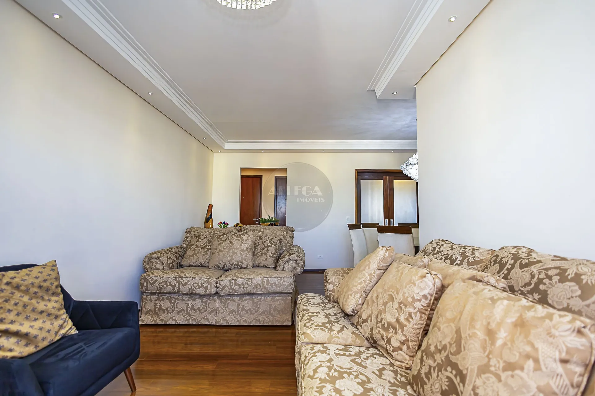 Apartamento com 4 quartos e piso de madeira na sala — photo 5
