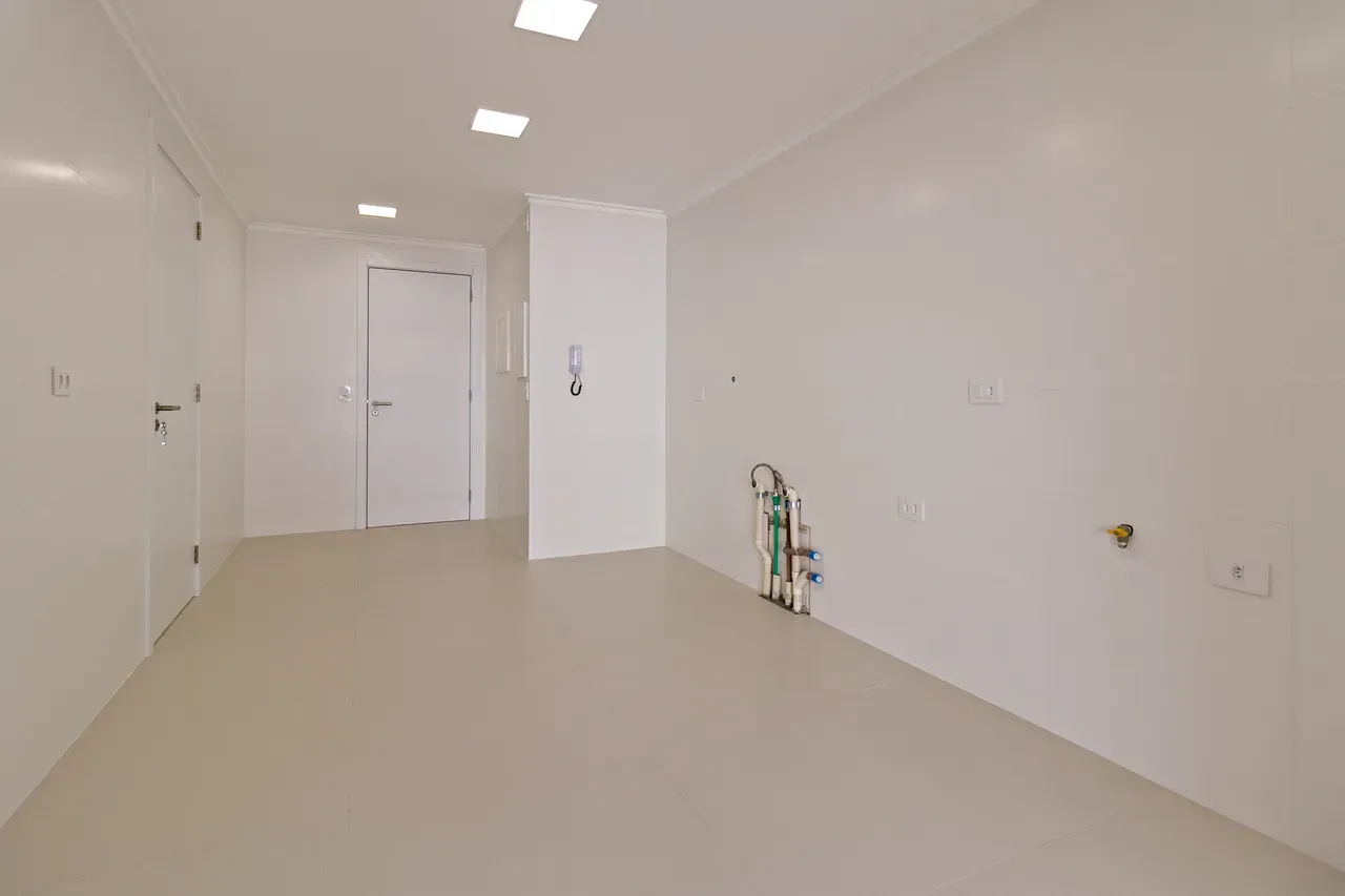 Balcony with a grill in a 4-bedroom apartment, 158 m² — photo 14