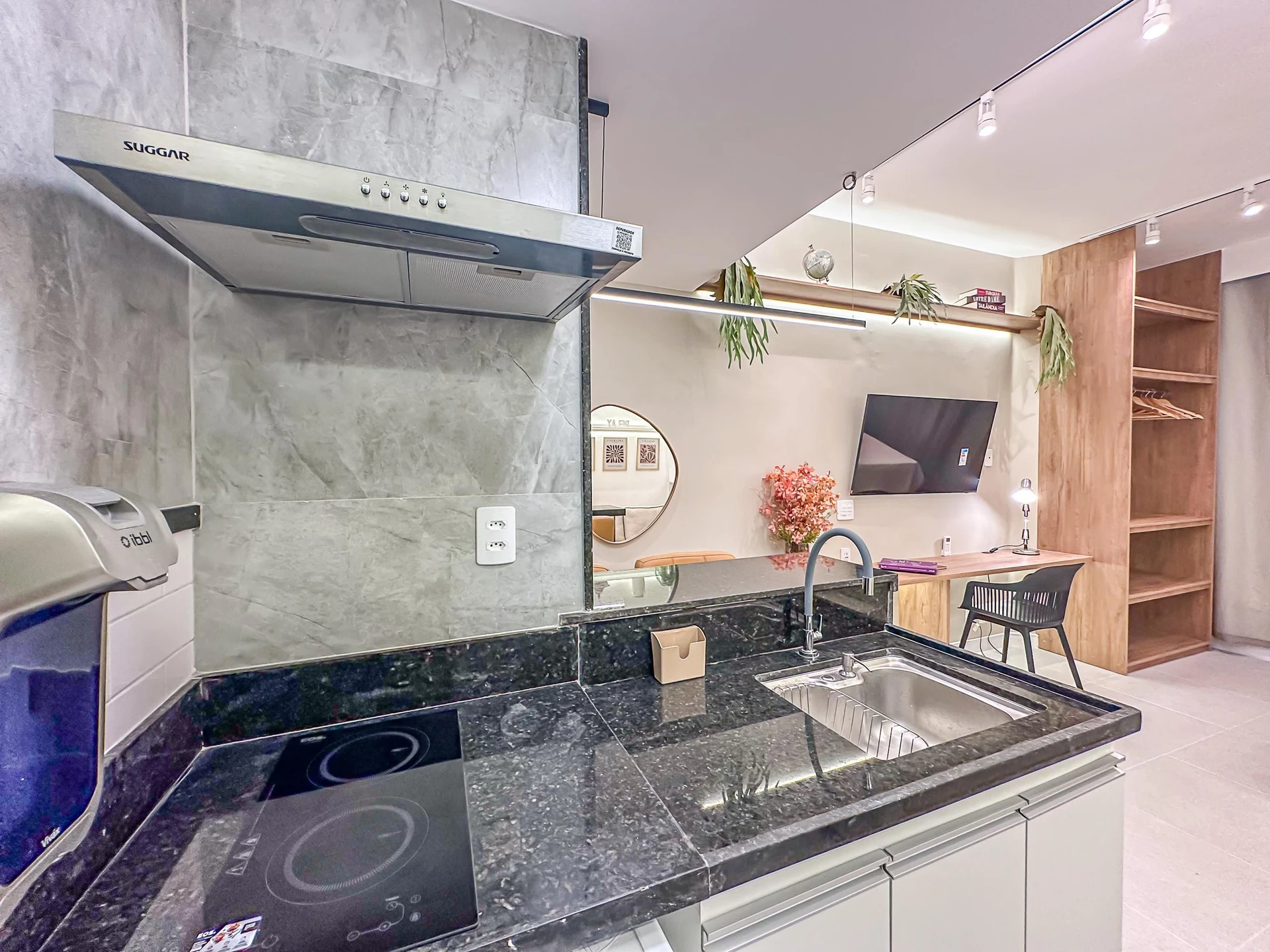 Furnished 1-bedroom apartment with an open-plan kitchen — photo 22