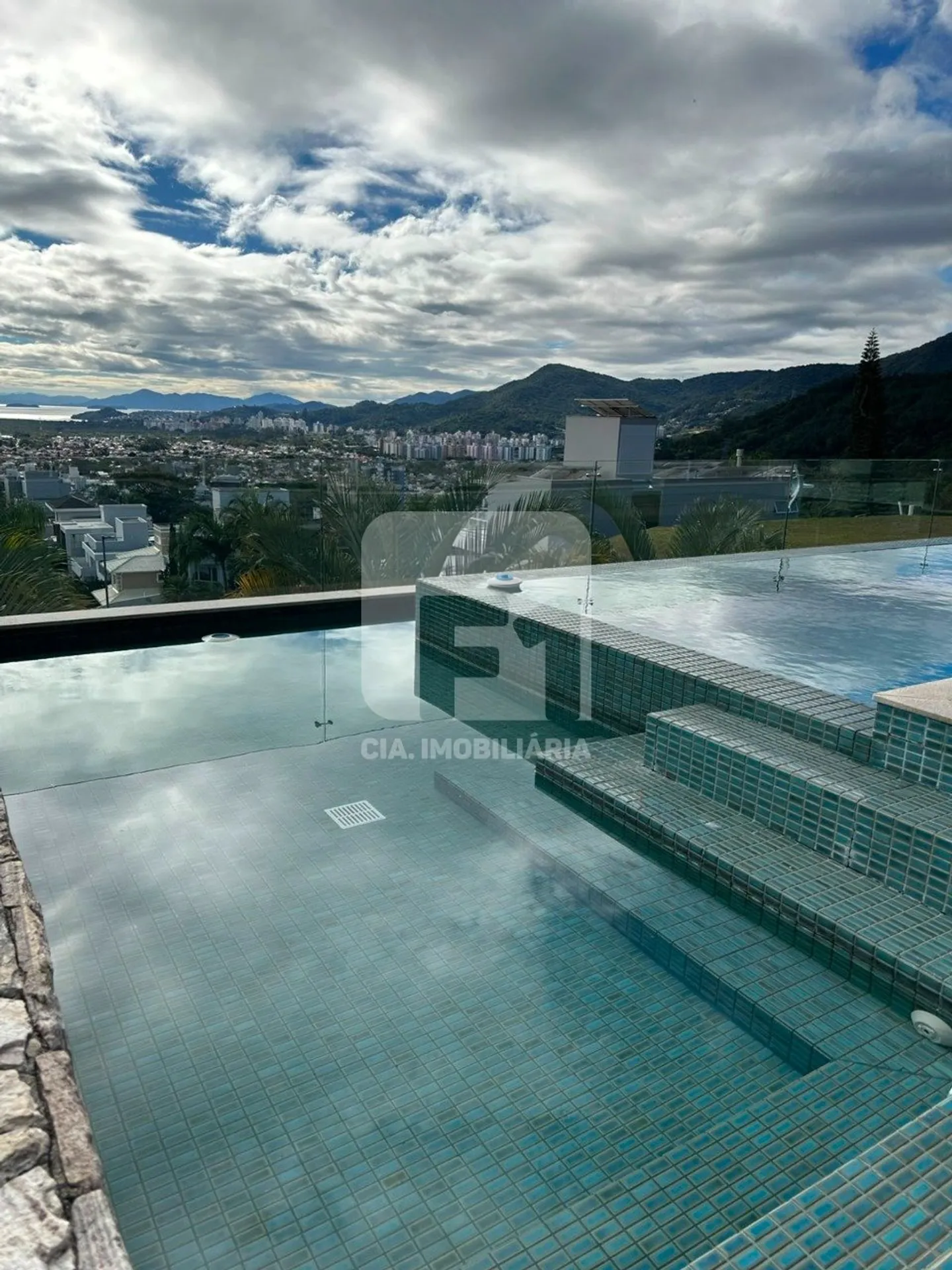 Furnished house with 6 bedrooms and 650 m² total — photo 48