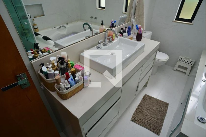 6-bedroom house with a bathtub — photo 26