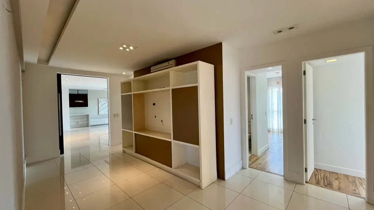 Rental apartment with 4 bedrooms and enclosed balcony — photo 18