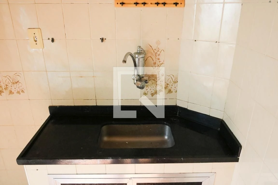 Apartamento com 2 quartos e cozinha fechada com fogão a gás — photo 3
