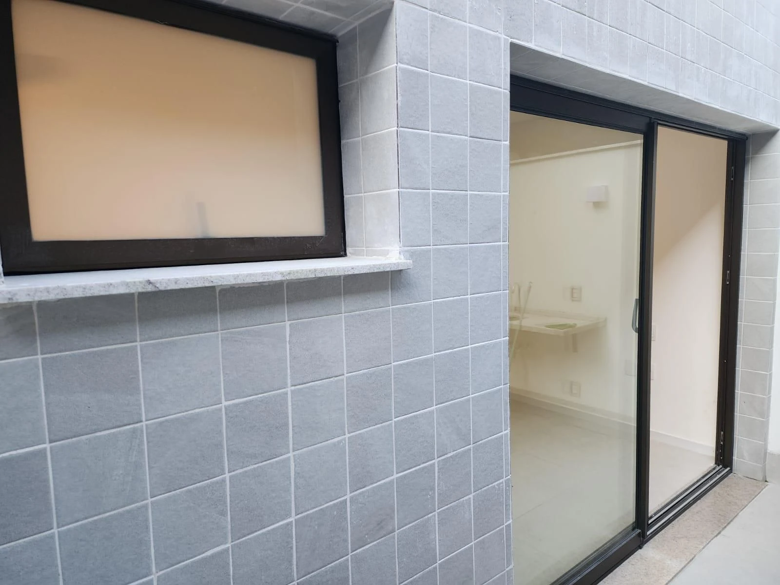 Unfurnished studio with open-plan kitchen and air conditioning — photo 3