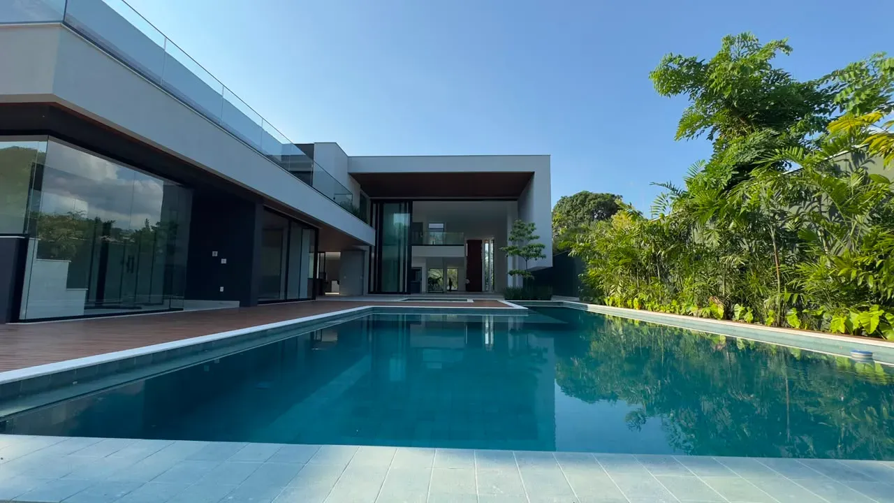 House with 5 bedrooms and floor-to-ceiling windows — photo 8
