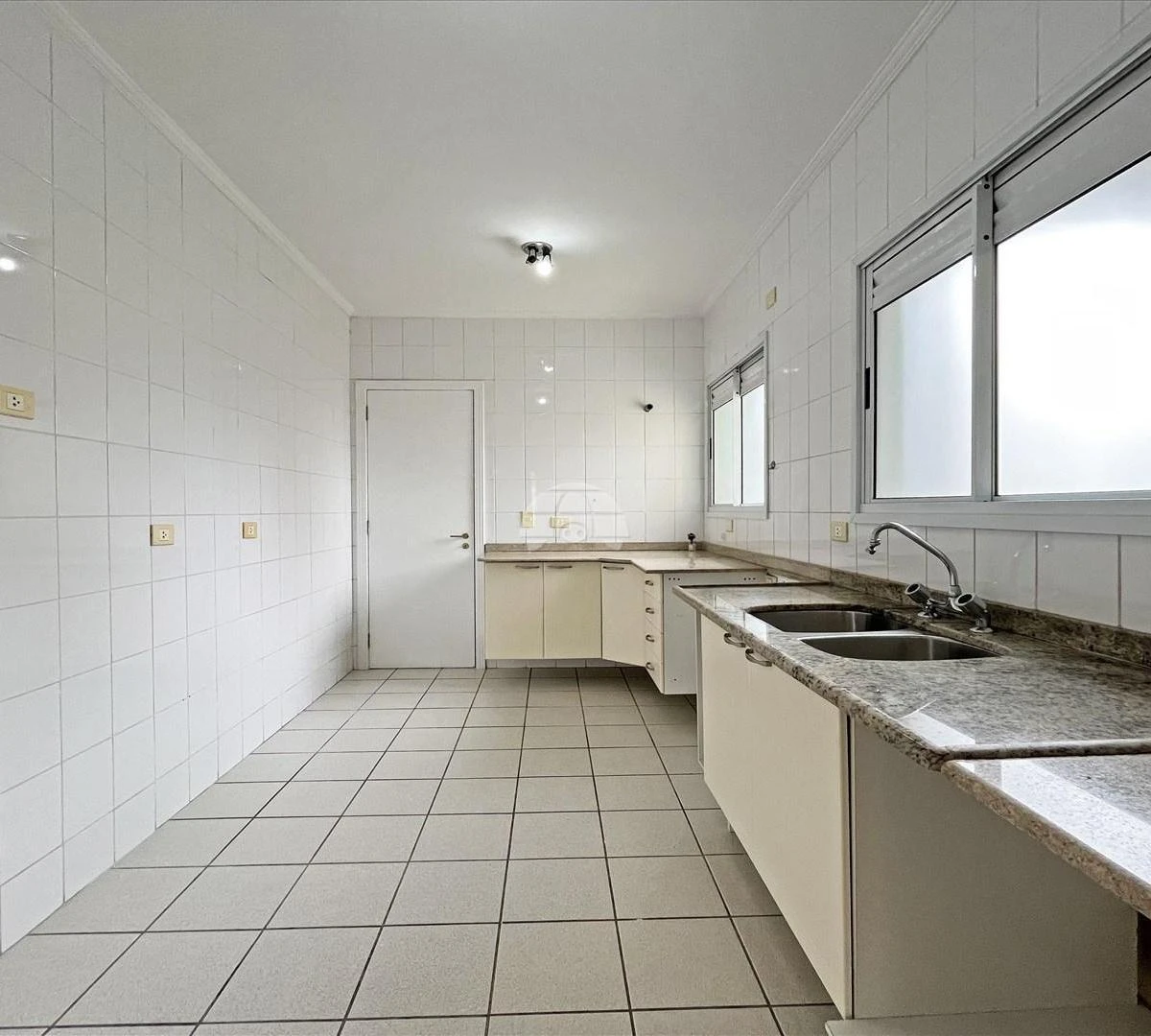Apartment, 156 m², with a glass-enclosed balcony — photo 2