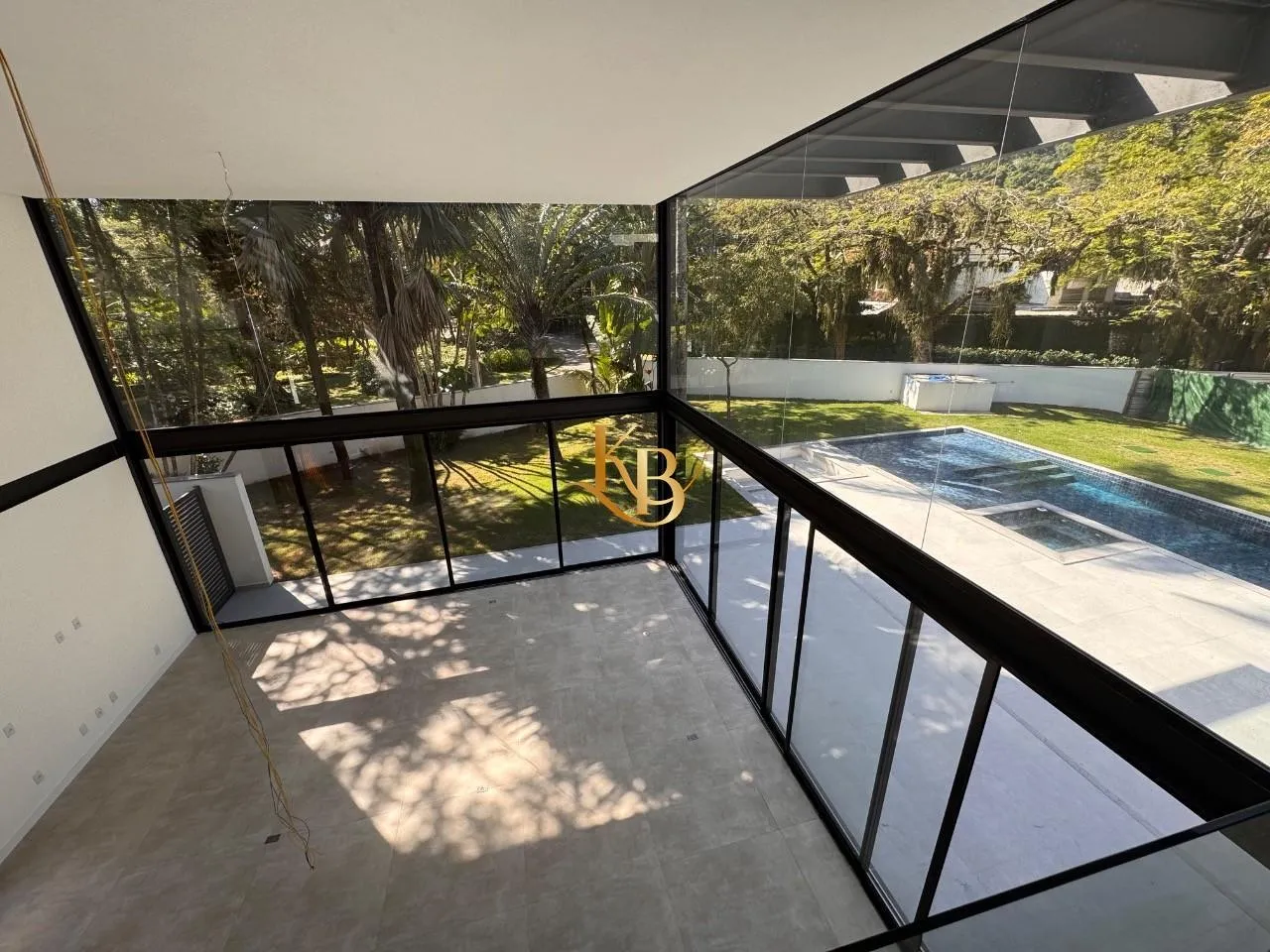Casa com 5 quartos e área de piscina ao ar livre — photo 25