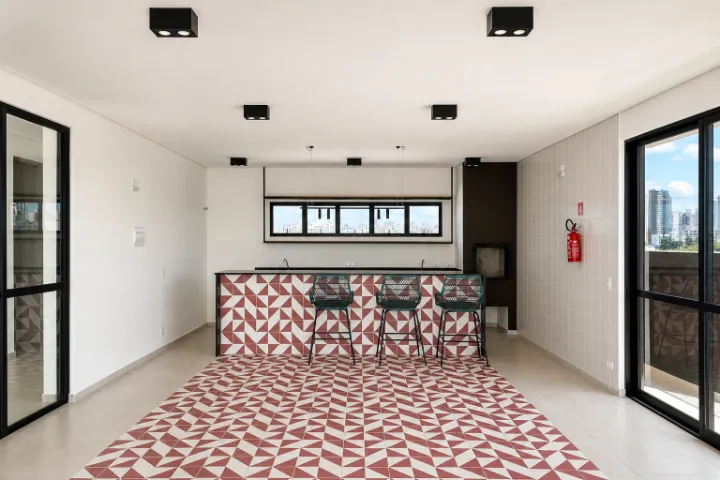 Estudio amueblado con balcón y ducha con mampara de vidrio — photo 15