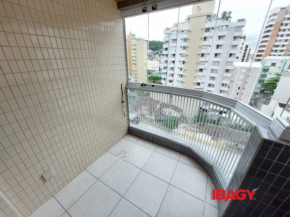 Unfurnished apartment with 2 bedrooms and a enclosed balcony