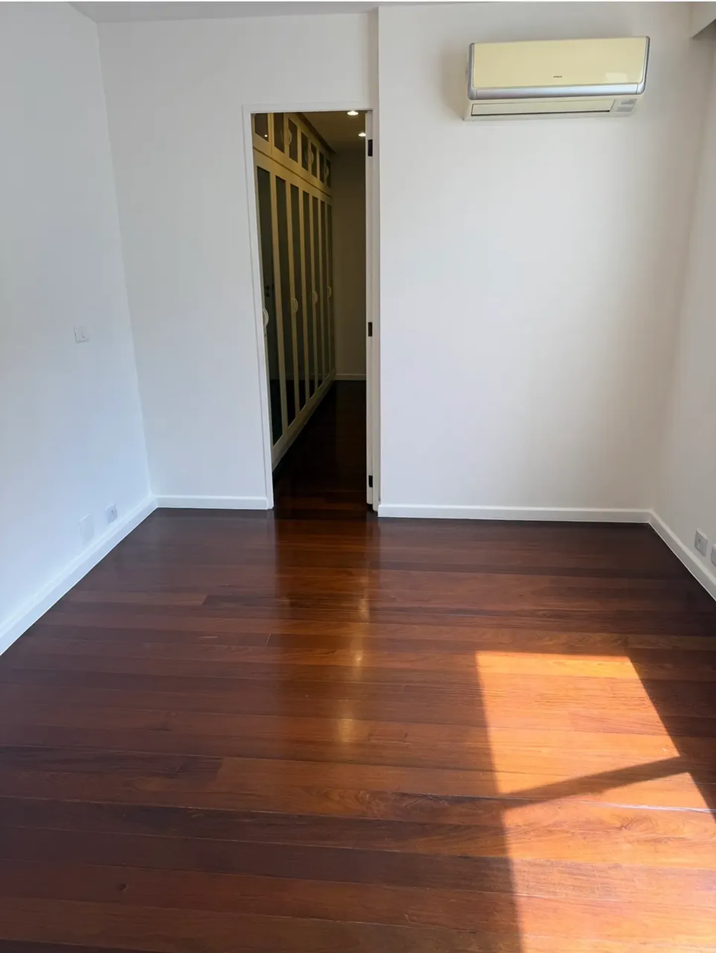 3-bedroom apartment with floor-to-ceiling windows — photo 5