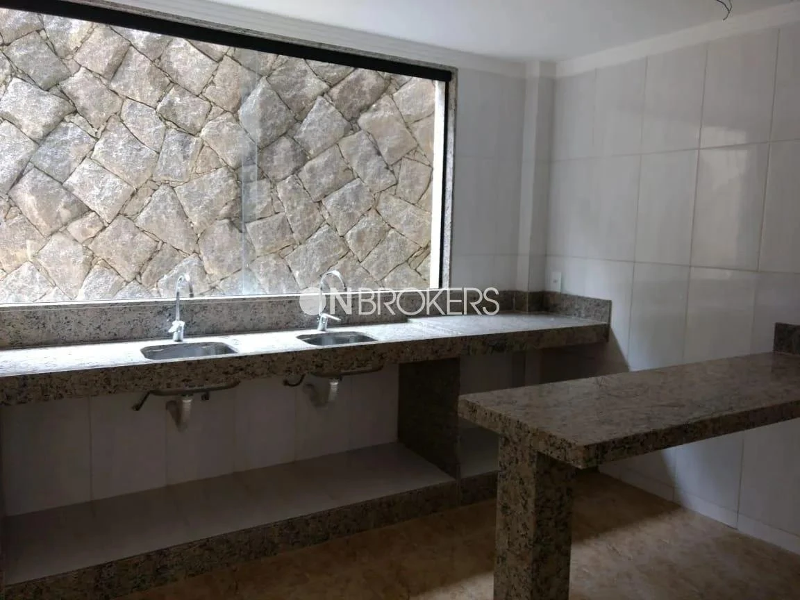 250 m² house with 3 en-suite bedrooms and 5 bathrooms