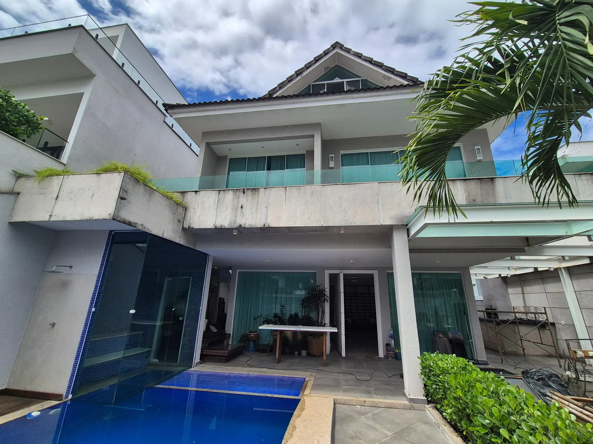 5-bedroom house with floor-to-ceiling windows — photo 36