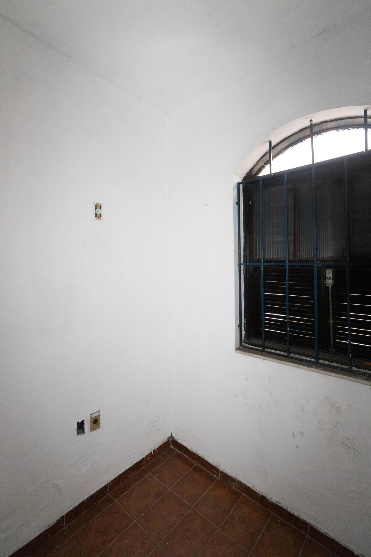 House with 4 bedrooms and 1 bathroom, separate kitchen — photo 47